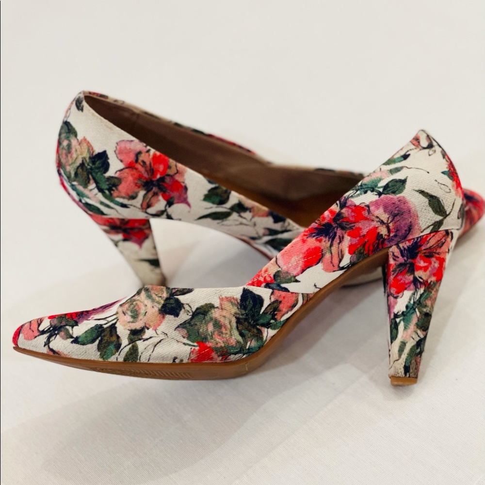 SEYCHELLES floral fabric 3 1/2” heels with rubber soles.